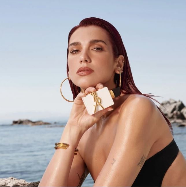 Dua Lipa Egerie Libre l'Eau Nue Parfum de Peau pour Femme YVES SAINT LAURENT - Incenza