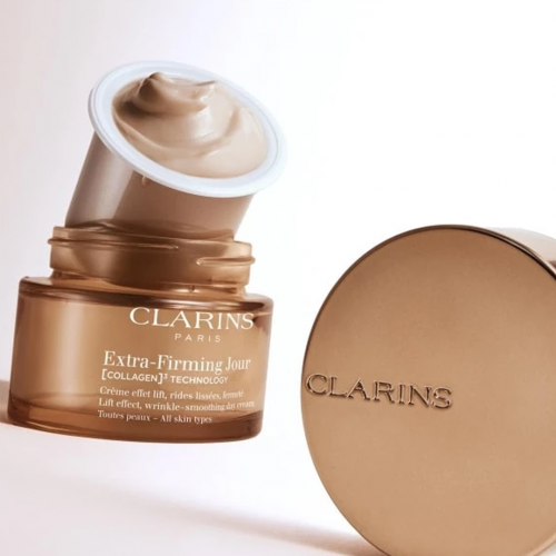 Redécouvrez Extra-Firming Clarins dans sa nouvelle formule au [Collagen]3 au format rechargeable